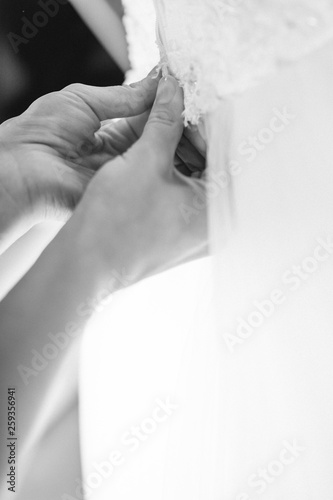 Hochzeitskleid zu knöpfen © Lukas