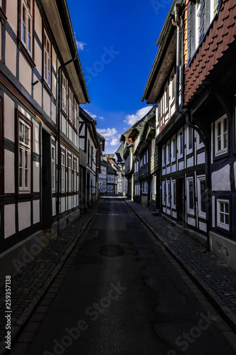 Fototapeta Naklejka Na Ścianę i Meble -  Altstadtgasse mit Fachwerkhäusern