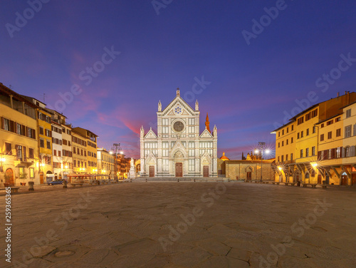 Fototapeta Naklejka Na Ścianę i Meble -  Florence. The basilica of the Holy Cross in the early morning.