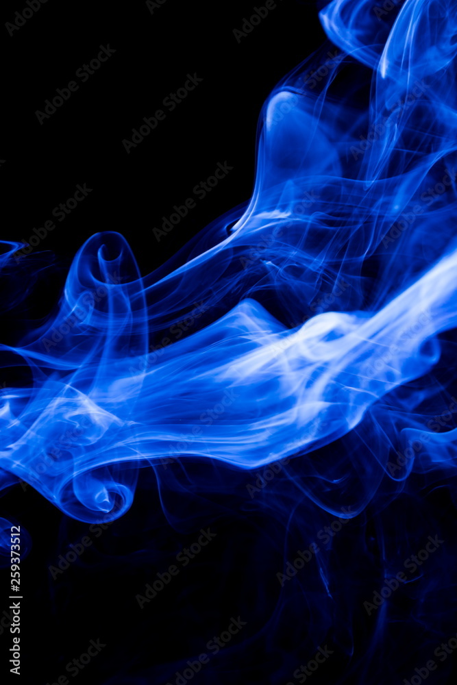 Obraz premium Blue smoke on black background