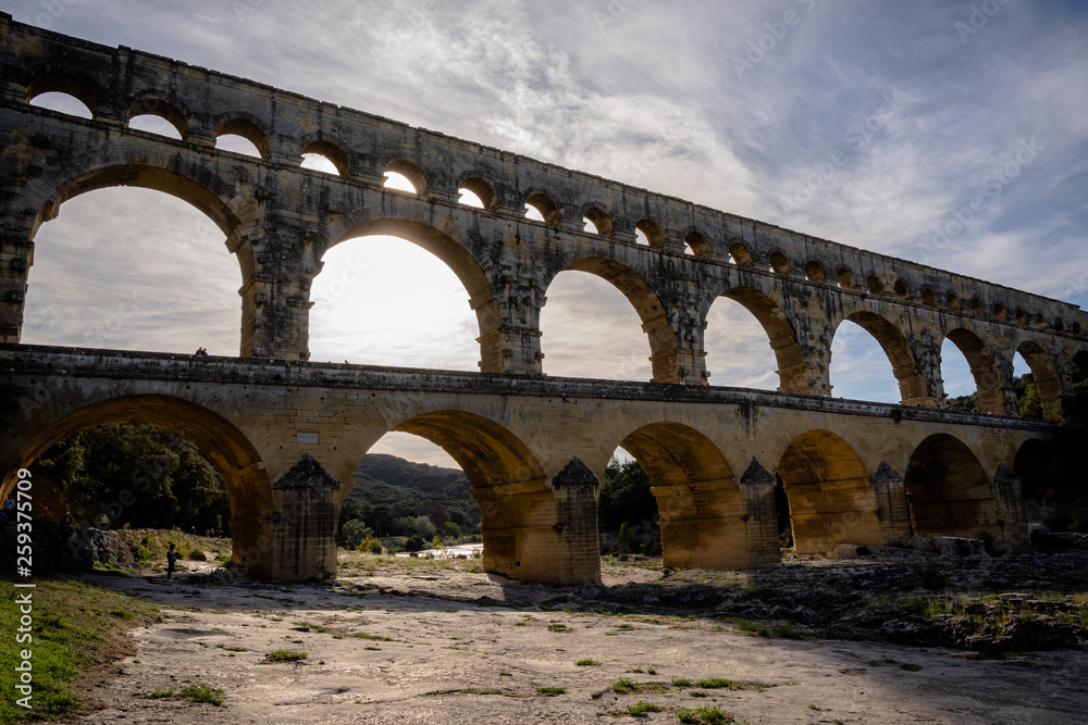 Fototapeta premium Pont du Gard am Sonnenuntergang, roemisches Aquädukt in Frankreich