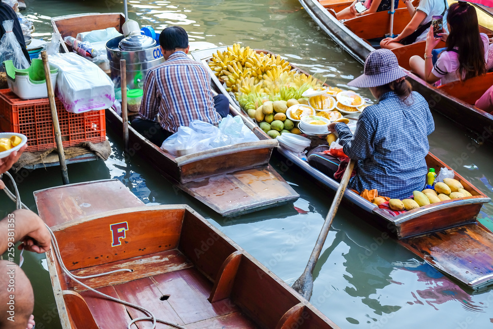Obraz premium Fruit and local food sell on boat at floating market