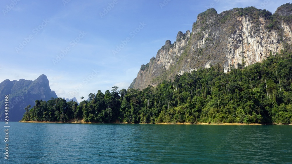 Fototapeta premium tropical landscape on chiao lan lake in khao sok