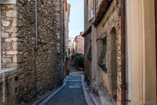 Fototapeta Naklejka Na Ścianę i Meble -  Little alley in the medieval village of Antibes in a sunny winter day