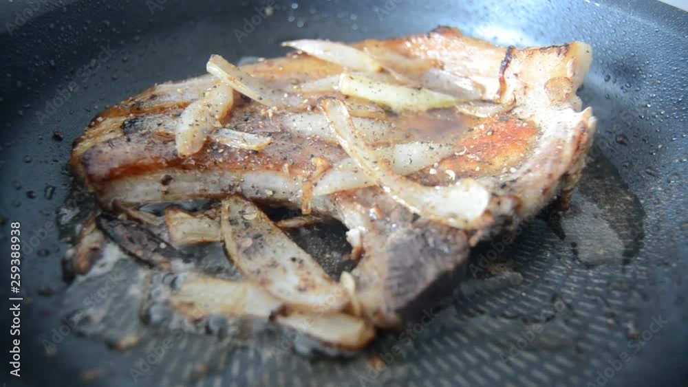 Cuisson d'un côtelette aux échalotes