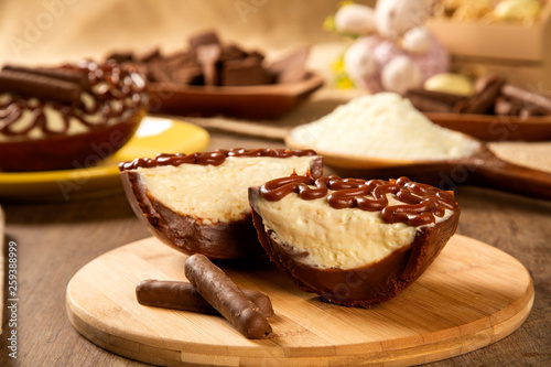 Canvas Print Gourmet easter egg, stuffed with cream and chocolate
