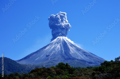 Volcán de Colima haciendo erupción