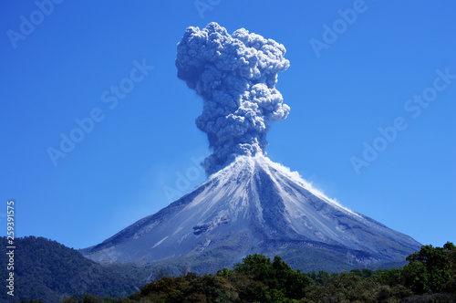 Volcán de Colima haciendo erupción