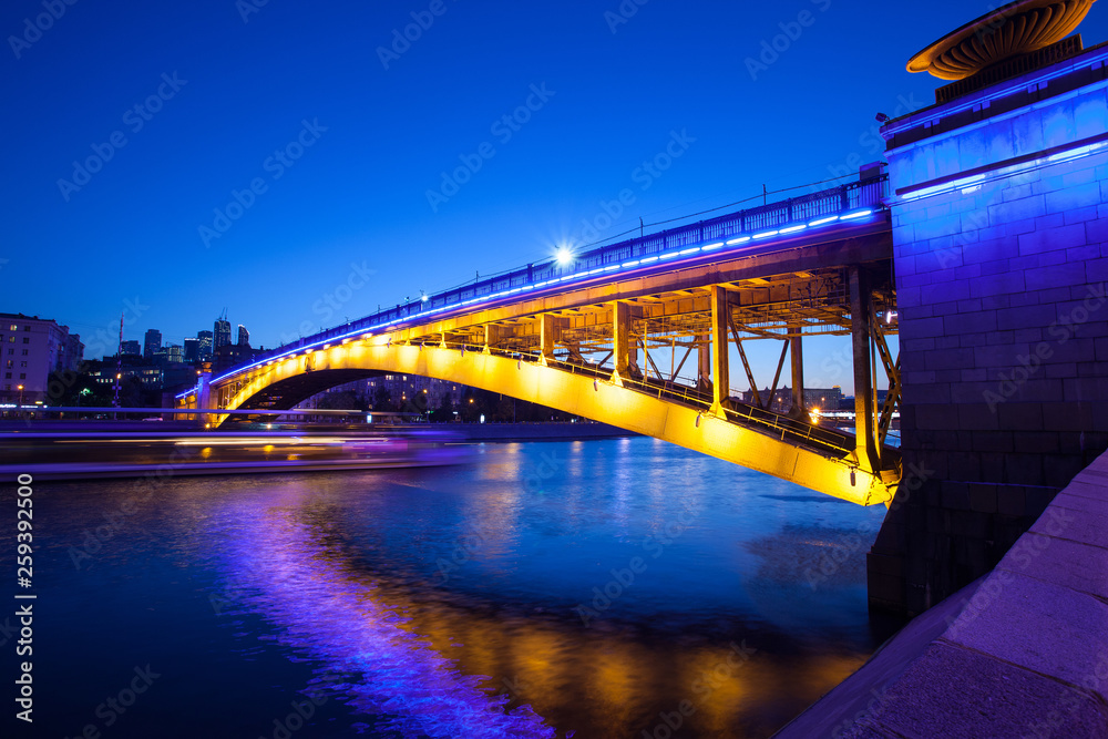 Obraz premium Moscow Night urban landscape with old Smolensky Metro Bridge