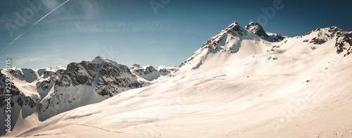 Traumhafter Blick über die verschneiten Berge im Montafon