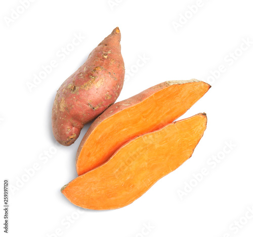 Foto Fresh ripe sweet potatoes on white background, top view