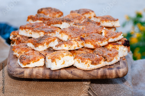 Sfincione, tipica focaccia siciliana dell'area del palermitano , condita con pomodoro ed estratto di pomodoro, cipolla soffritta acciughe,  o sarde salate, caciocavallo a tocchettini ed origano.