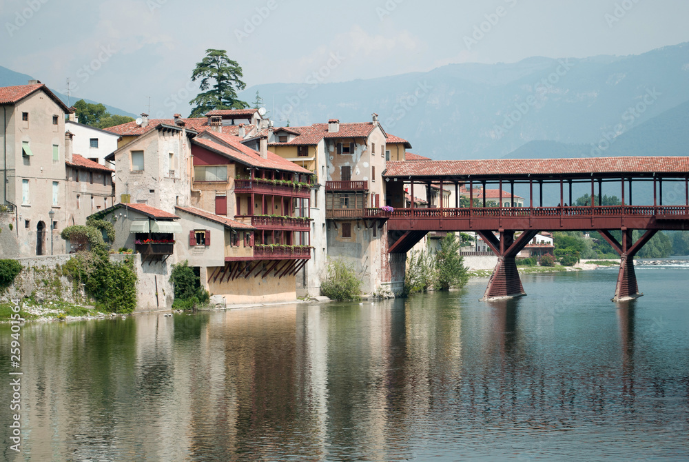 L'antico e storico ponte di legno a Bassano del Grappa, italia