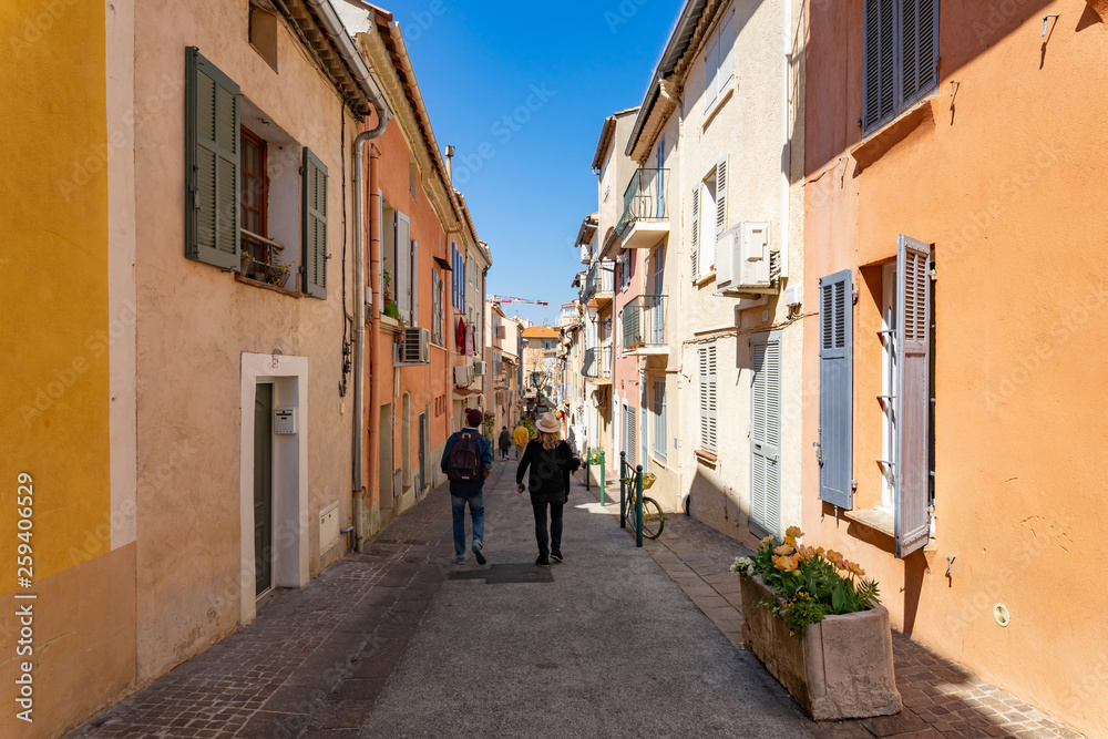 des touristes dans une petite rue d'une commune du sud de la France