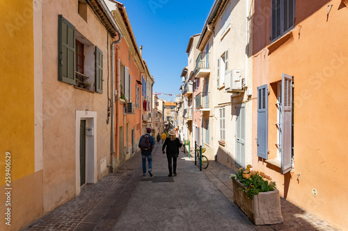 des touristes dans une petite rue d'une commune du sud de la France © Olivier Tabary