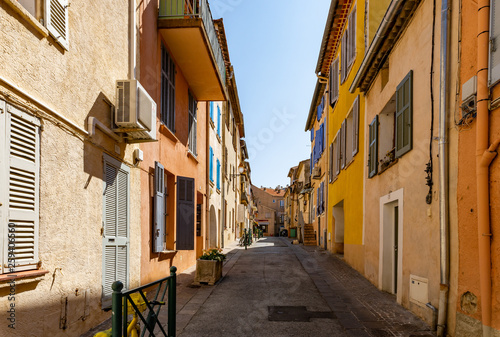 Fototapeta Naklejka Na Ścianę i Meble -  une rue piétonne déserte à Sainte Maxime