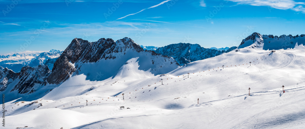 Obraz premium View from the German Zugspitze across the top of a snow mountain landscape