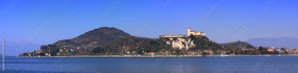 Maggiore e Rocca di Angera in Italia, Maggiore Lake and Angera Fortress in Italy