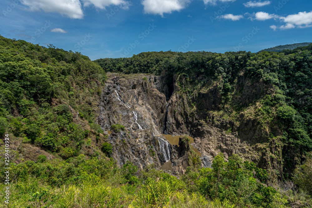 Die Barron Falls Wasserfälle in Kuranda Australien führen im Sommer nur wenig Wasser