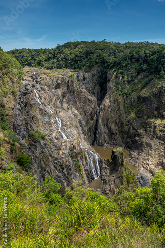 Die Barron Falls Wasserfälle in Kuranda Australien führen im Sommer nur wenig Wasser