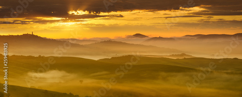 Idyllic view, foggy Tuscan hills in light of the rising sun © Trutta