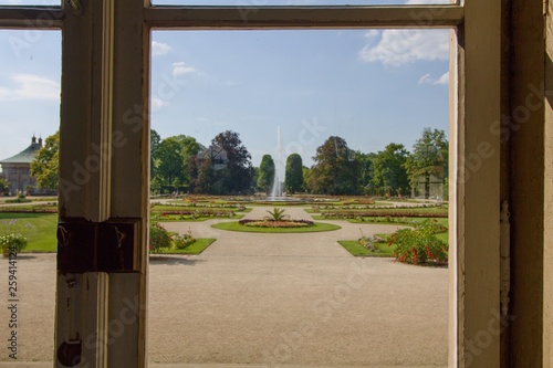 Fenster mit Blick auf den Park