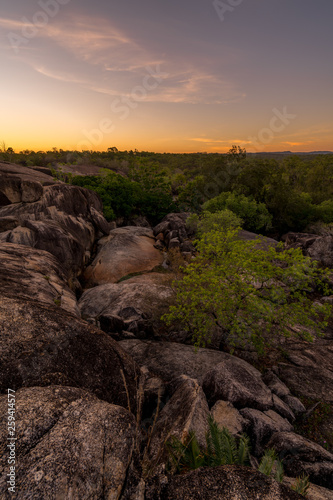 Herrliche Lichtstimmung beim Sonnenuntergang im Granite Gorge Nature Park in Queensland Australien