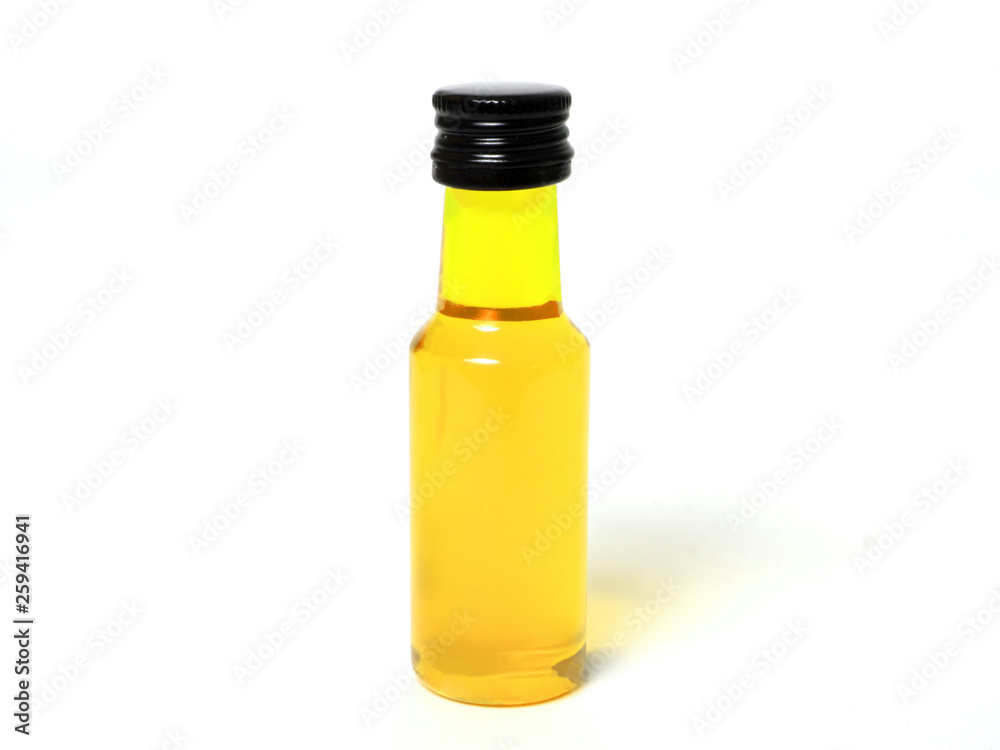 Gelbe Flasche auf weißem Hintergrund / Yellow bottle on white background
