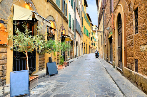 Fototapeta Naklejka Na Ścianę i Meble -  Quaint street in the historic Old Town of Florence, Tuscany, Italy