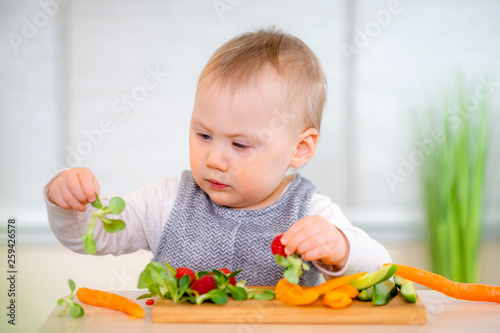 Baby isst gesund