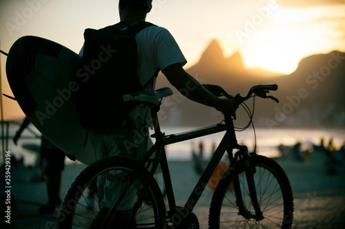 Sticker Scenic sunset view of Ipanema Beach from Arpoador with silhouette of a surfer wi