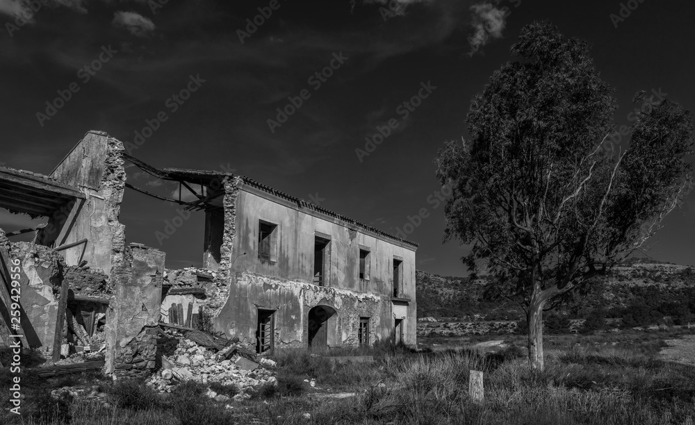 Obraz premium Verfallenes Landhaus, Einsturz gefährdet und abrissreif