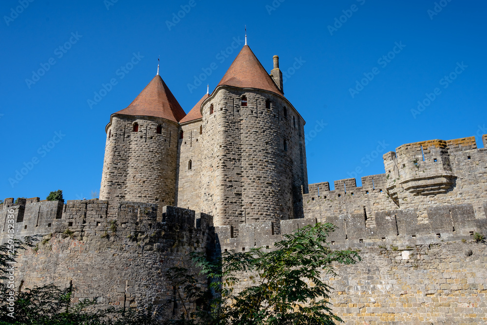 Burgmauern der Festung La Cité mit Tuermen, Carcassonne, Frankreich