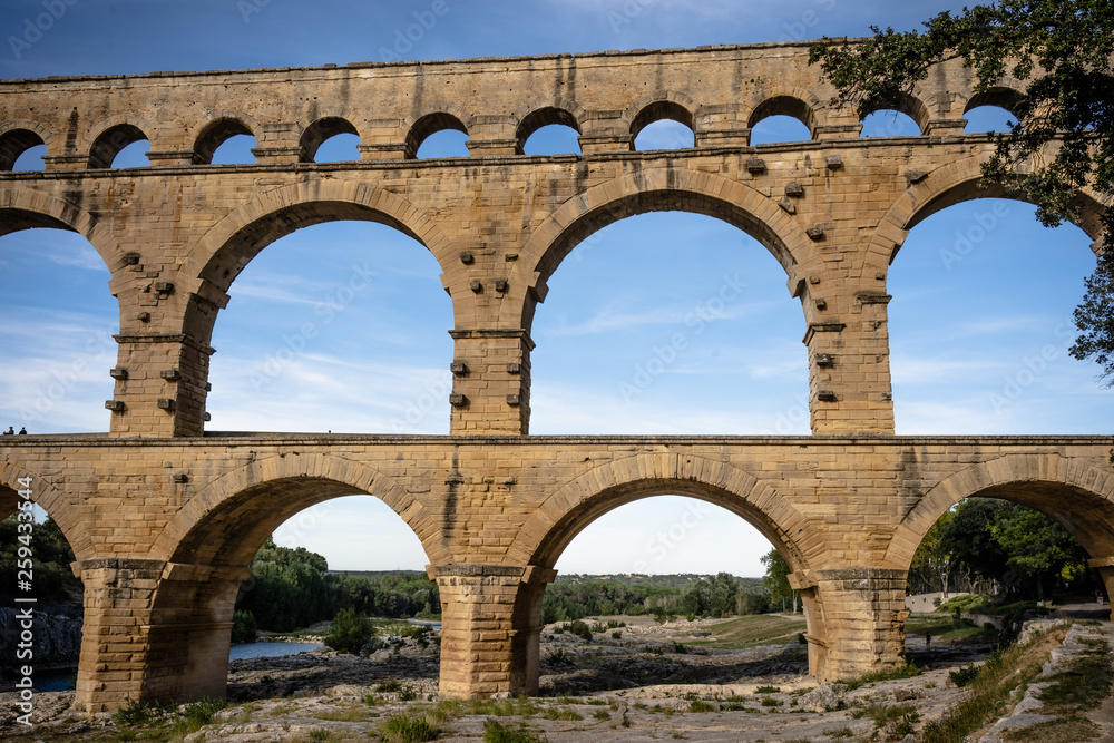 Pont du Gard von vorne, roemisches Aquädukt in Frankreich
