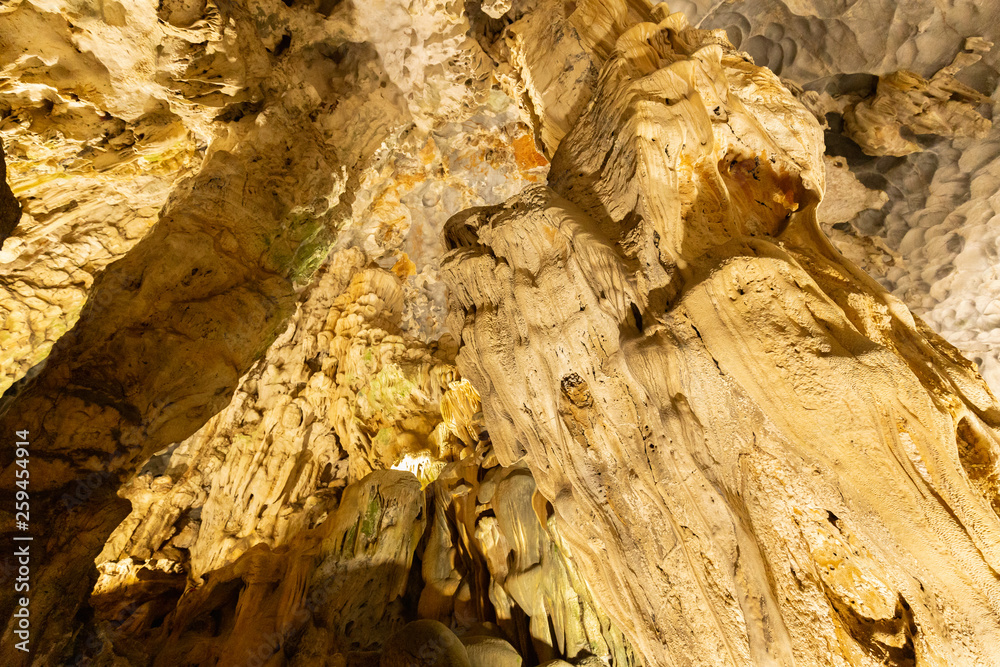 Obraz premium Dong Thien Cung cave this is one of the most beautiful caves in Halong Bay, Vietnam.