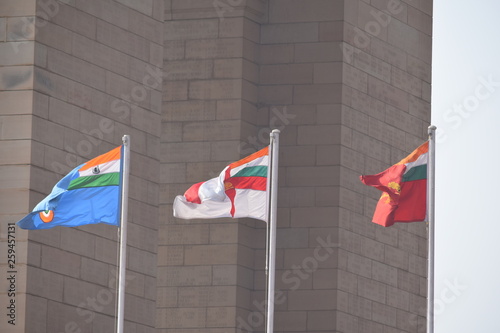 tres banderas flameando al viento en un dia despejado