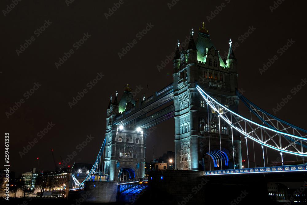 Obraz premium Tower bridge w nocy