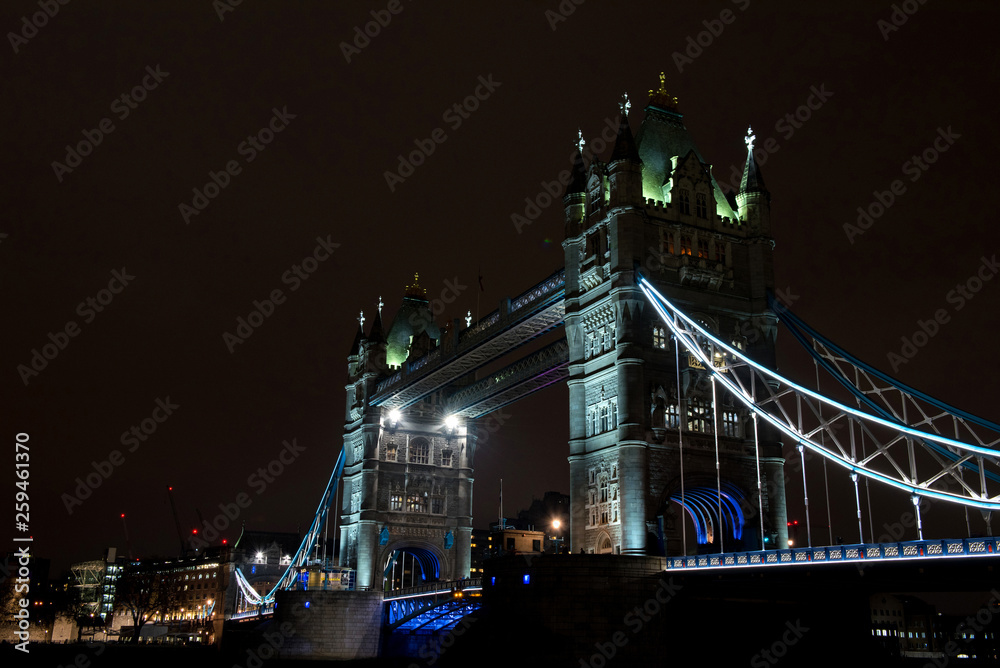 Obraz premium Tower bridge w nocy