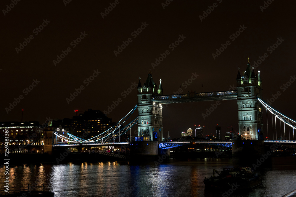 Obraz premium Tower bridge by night