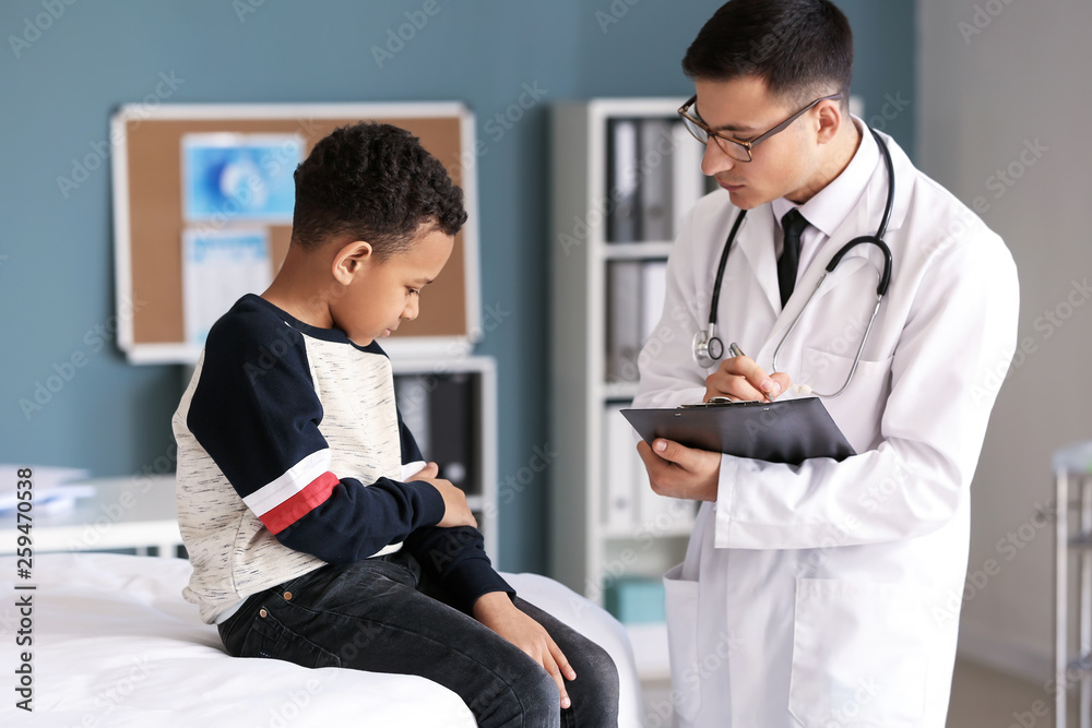 Obraz premium African-American boy at pediatrician's office