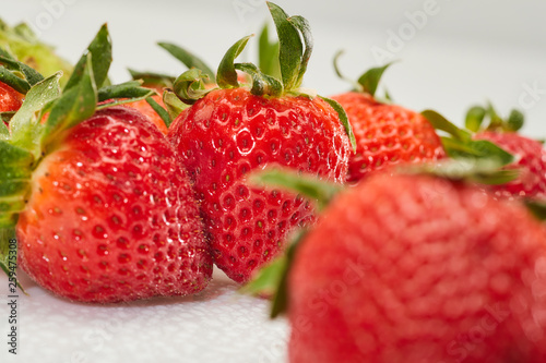Erdbeeren auf wei  em Hintergrund