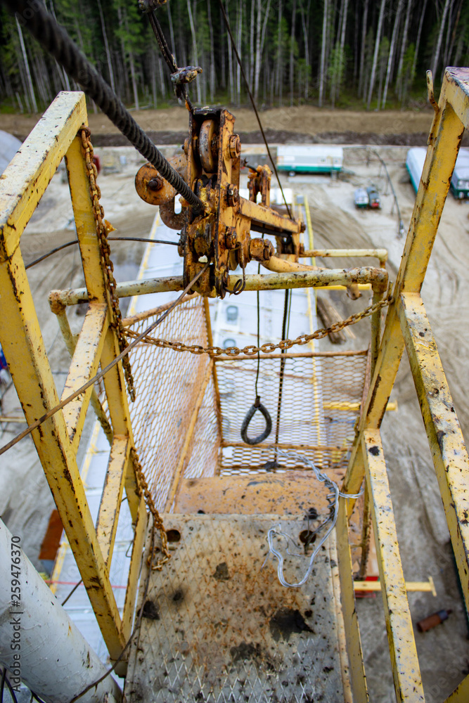 Ancient device for the evacuation and rescue of the worker from the height of the rig on the cable Ancient device for the evacuation and rescue of the worker from the height of the rig on the cable