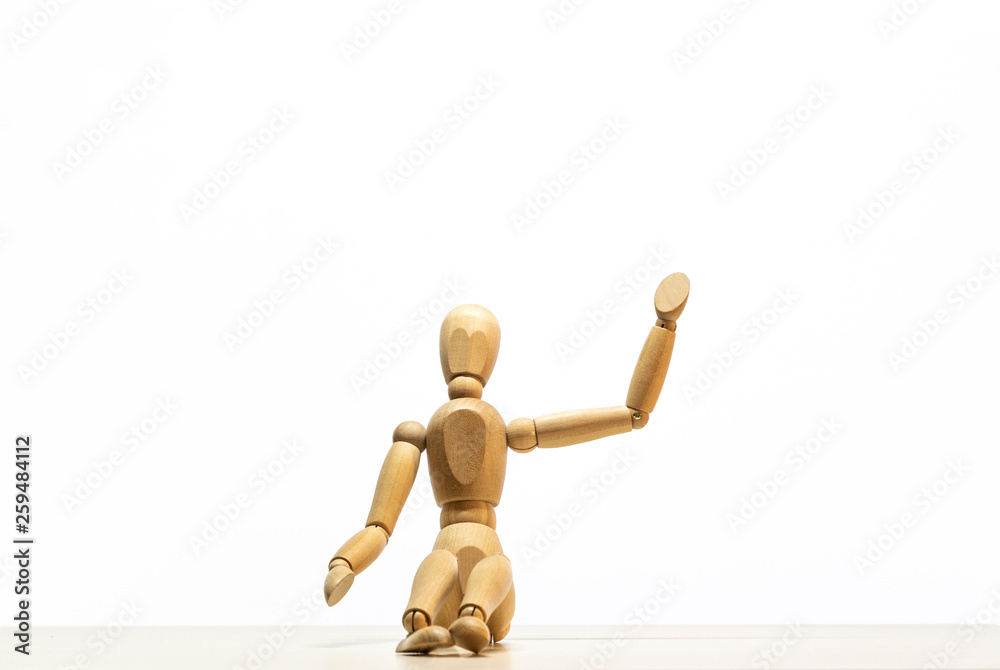 Omino di legno con sfondo bianco che indica lo spazio vuoto su cui aggiungere un testo scritto. Risorsa per grafico. Omino di legno con sfondo bianco che indica lo spazio vuoto su cui aggiungere un testo scritto. Risorsa per grafico.