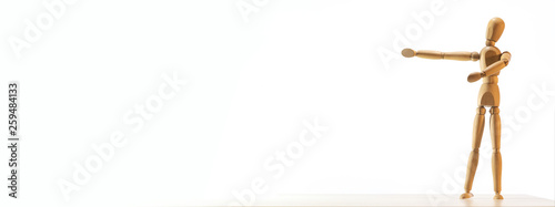 Omino di legno con sfondo bianco che indica lo spazio vuoto su cui aggiungere un testo scritto. Risorsa per grafico. photo