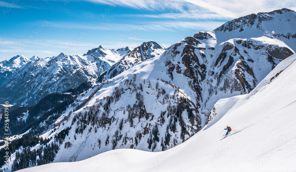 Obraz premium Skifahren in den Allgäuer Alpen bei blauem Himmel