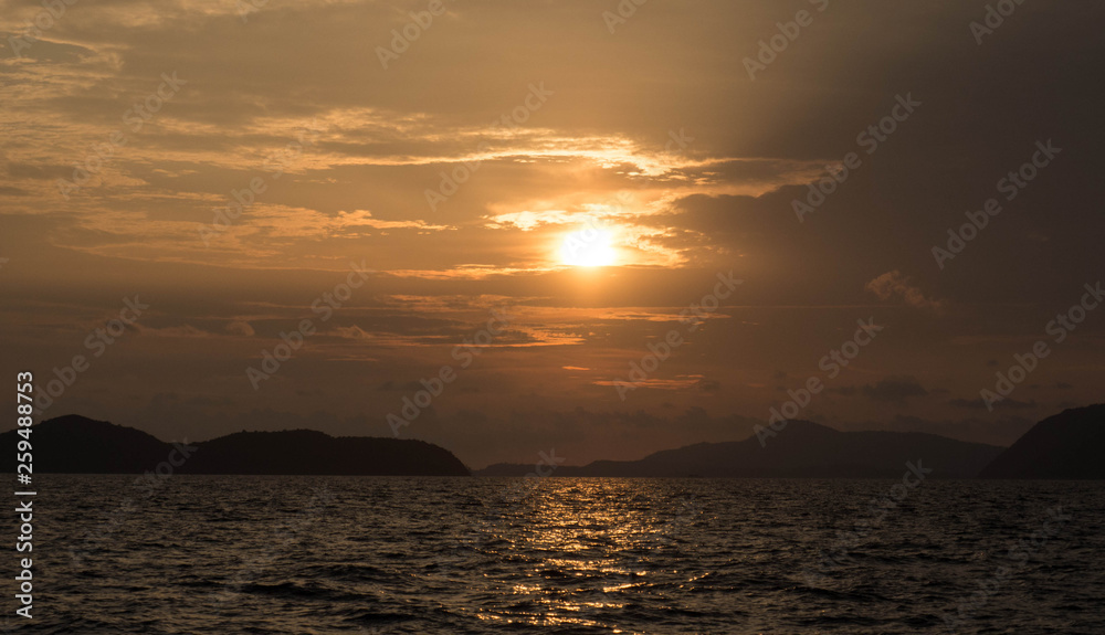 Fototapeta premium Sunset in ocean view at Phuket Thailand