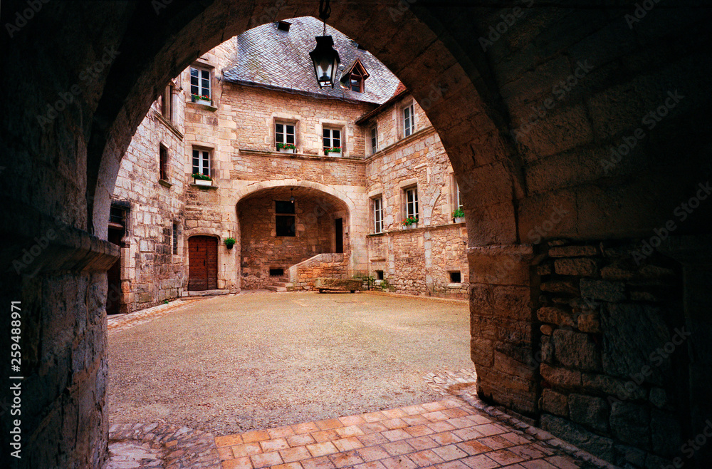 Auvergne, Martel, Courtyard