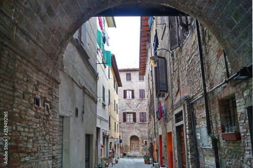 Fototapeta Naklejka Na Ścianę i Meble -  Typical street in the center of Poggibonsi, Tuscany, Italy
