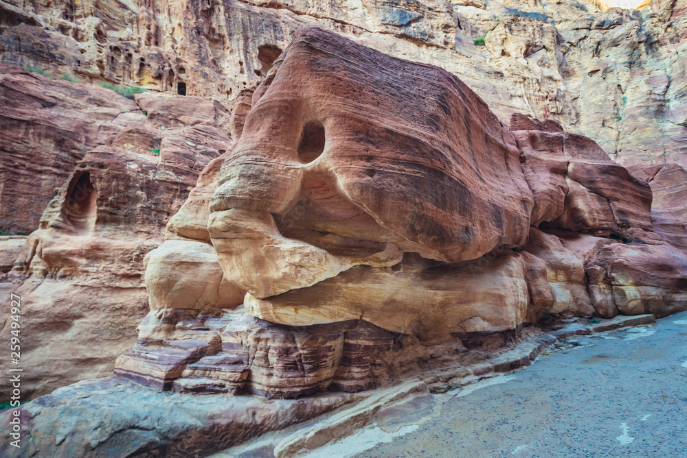 Ταπετσαρία Elephant shpased rock in co called Siq narrow passage to ancient Petra city in J