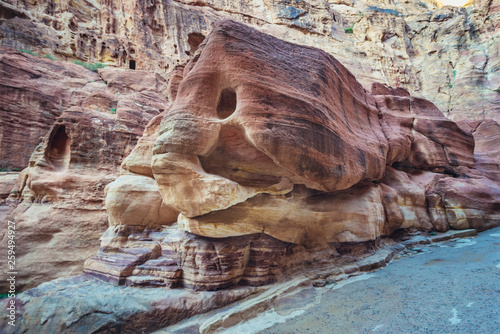 Foto Elephant shpased rock in co called Siq narrow passage to ancient Petra city in J